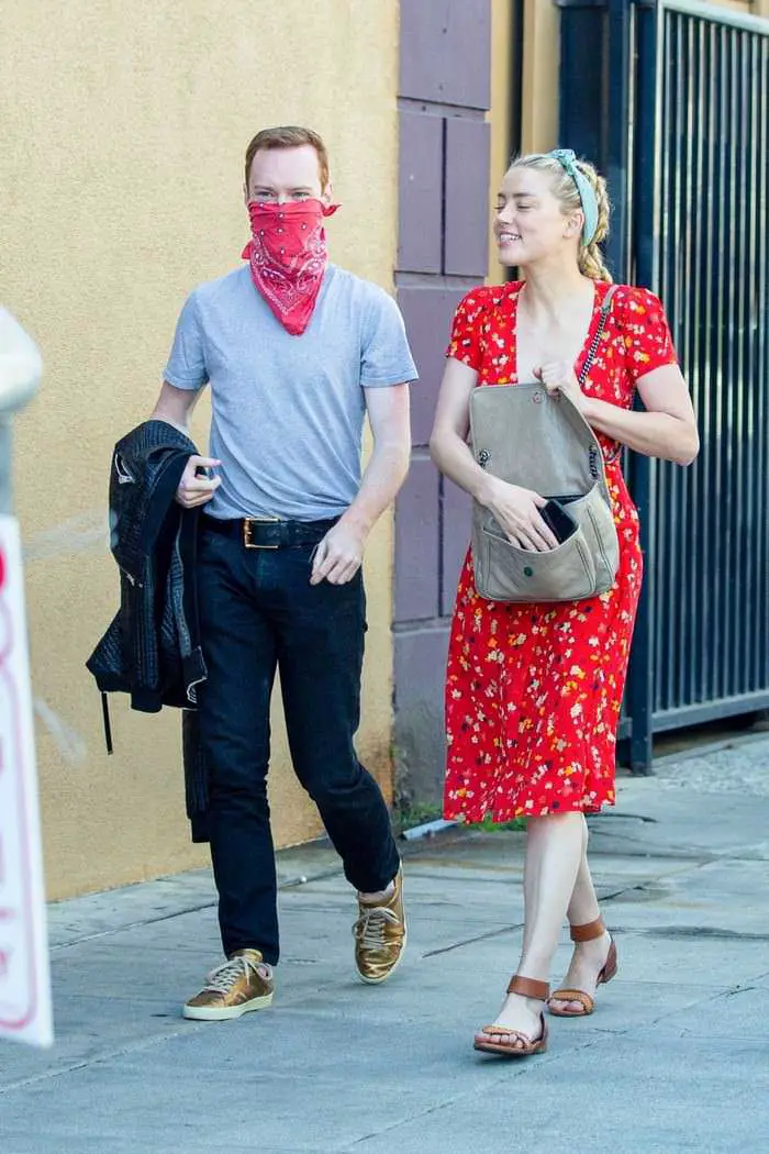 amber heard at a farmers market in la with her girlfriend 1
