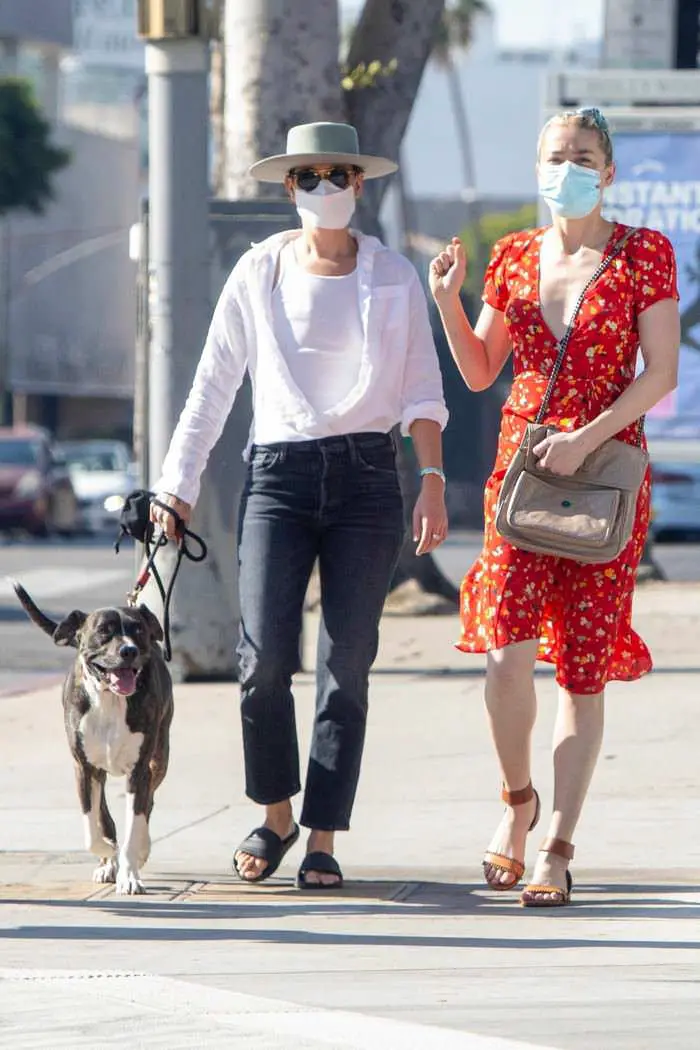 amber heard at a farmers market in la with her girlfriend 2
