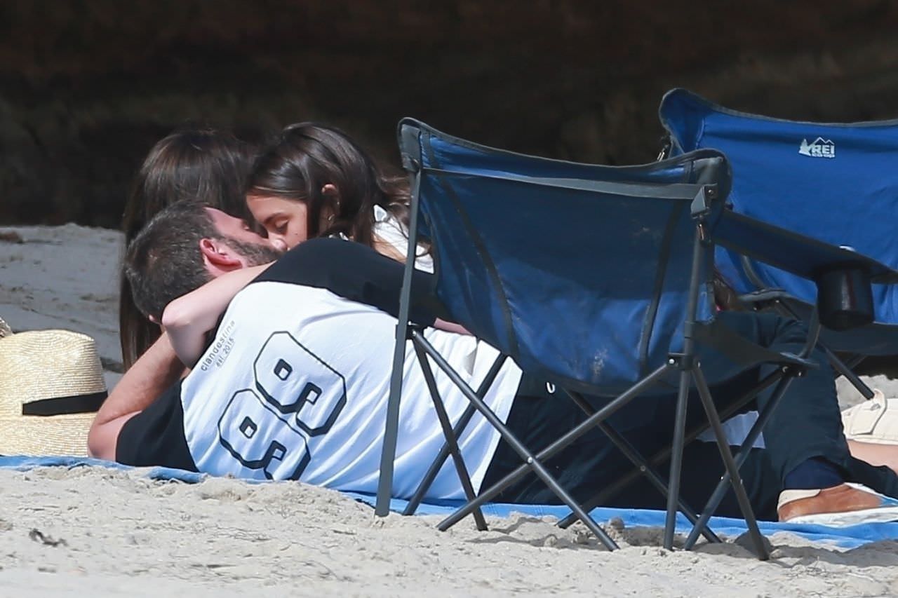 ana de armas and ben affleck making out on a double date 1