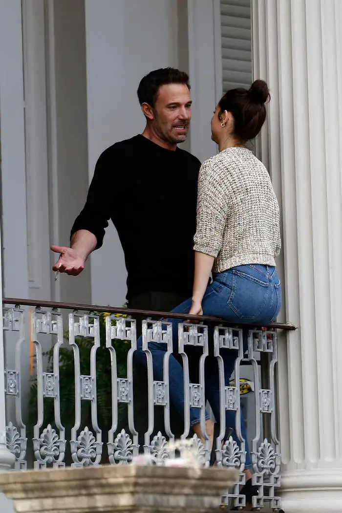ana de armas shows her sparkling engagement ring while intensely kiss ben affleck 1