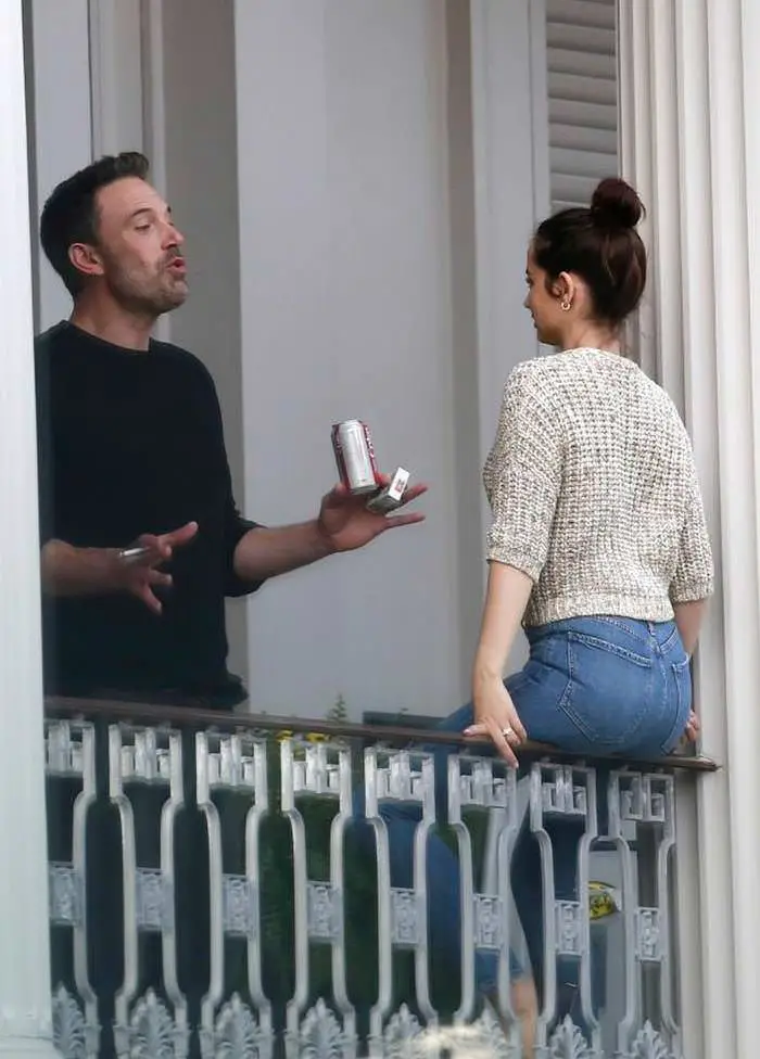 ana de armas shows her sparkling engagement ring while intensely kiss ben affleck 2