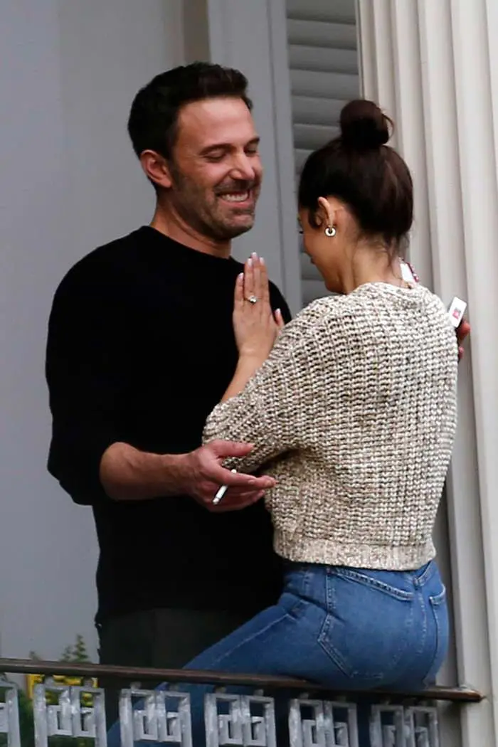 ana de armas shows her sparkling engagement ring while intensely kiss ben affleck 4