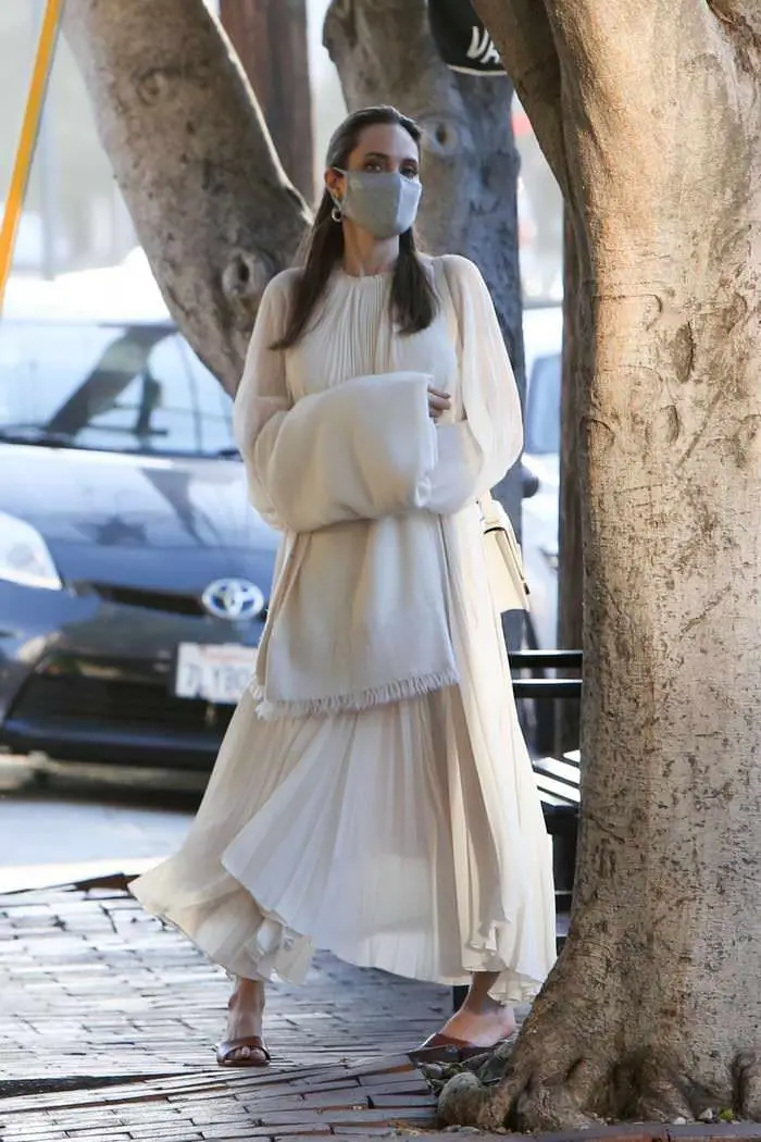 angelina jolie looks divine in cream dress as she steps out for lunch 4