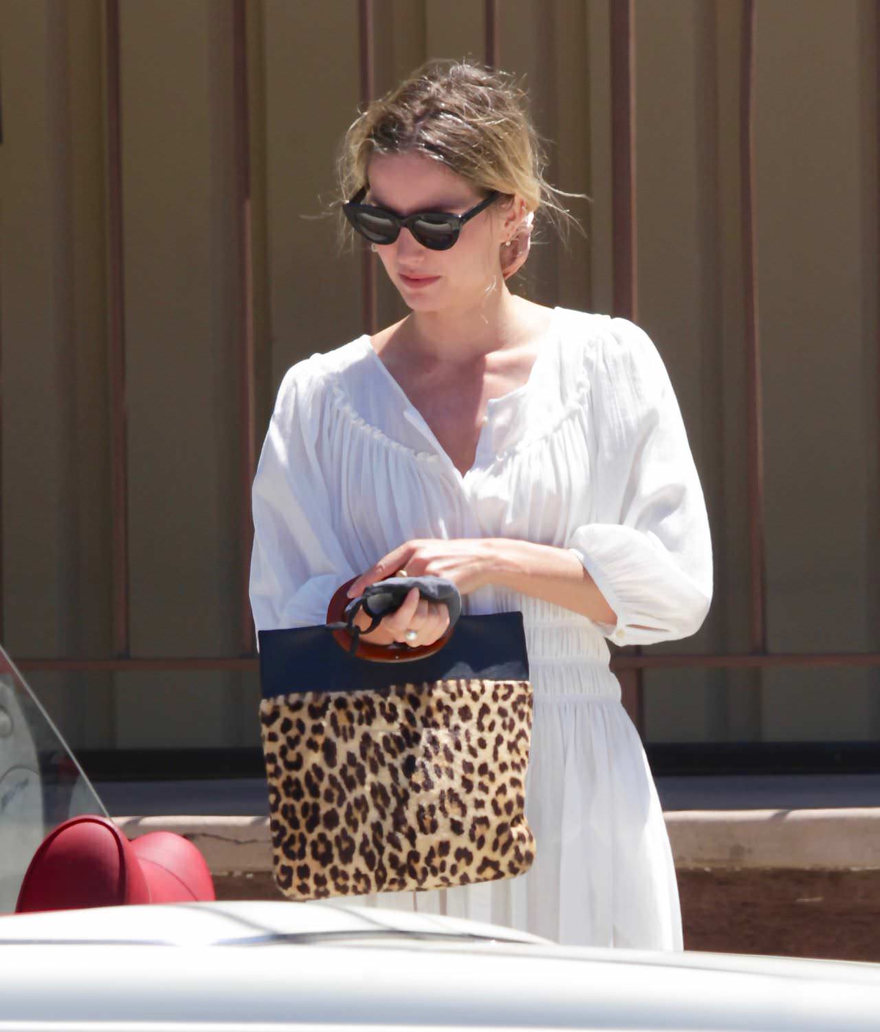 annabelle wallis grabs coffee to go while her bf waits in the car 4