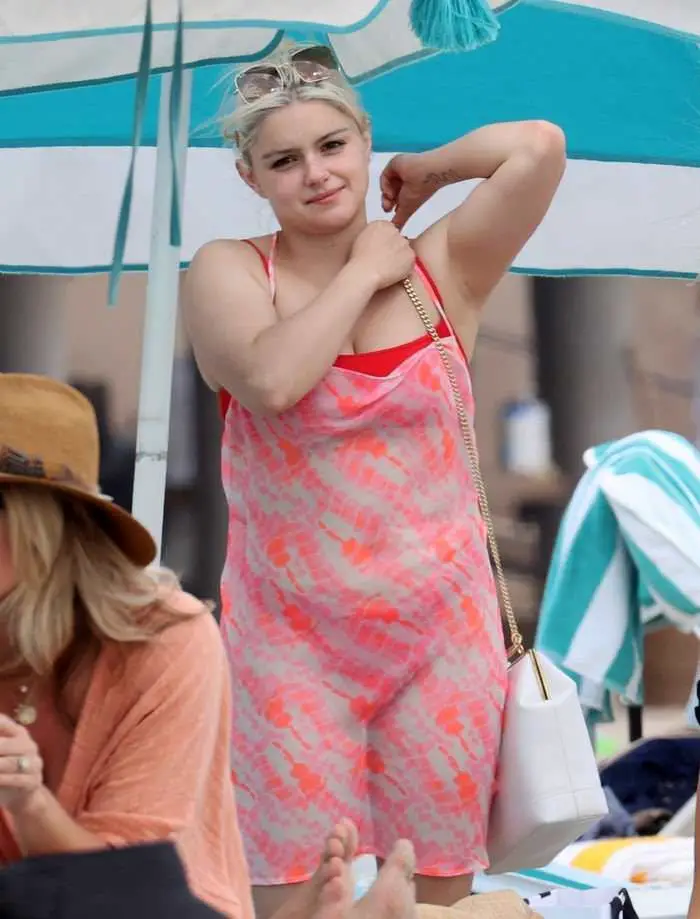 ariel winter showed off her attractively curved shape at laguna beach 3