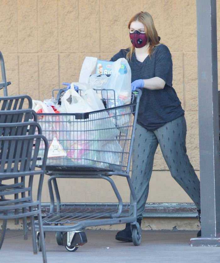 ariel winter wears a hi tech face mask as she stocks up groceries 4