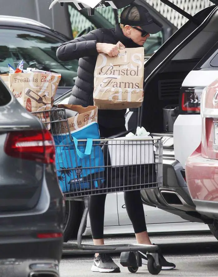 charlize theron stepped out for a quick trip to the grocery store 2