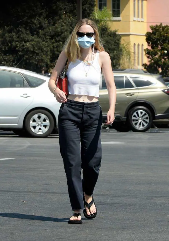Dakota Fanning Flashes her Slim Waist while Grocery Shopping at Vons in Burbank