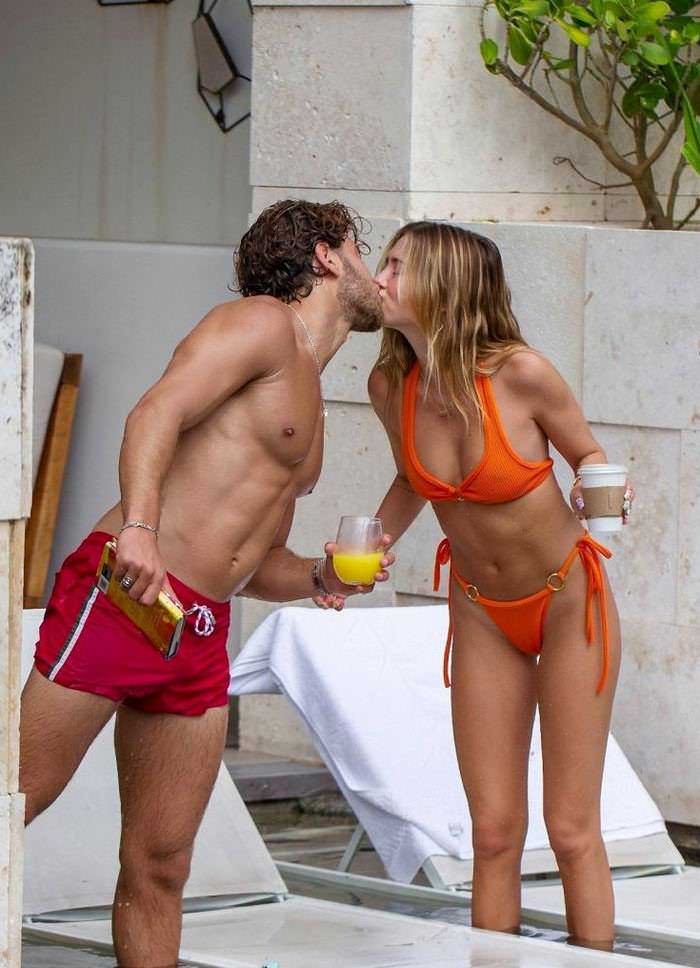 delilah belle hamlin shares a passionate kiss with bf eyal booker in tulum 3