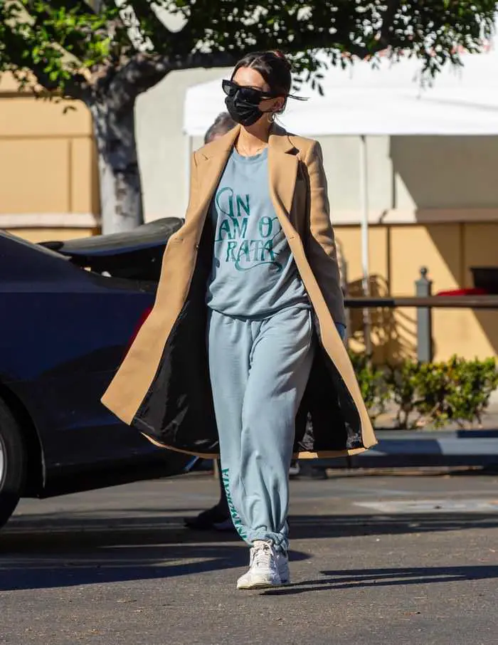 emily ratajkowski out in baggy sweats and winter coat on a stroll in la 2