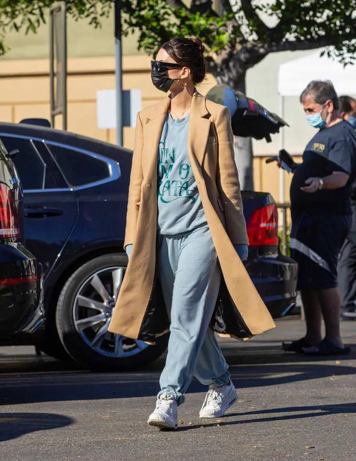 emily ratajkowski out in baggy sweats and winter coat on a stroll in la 3