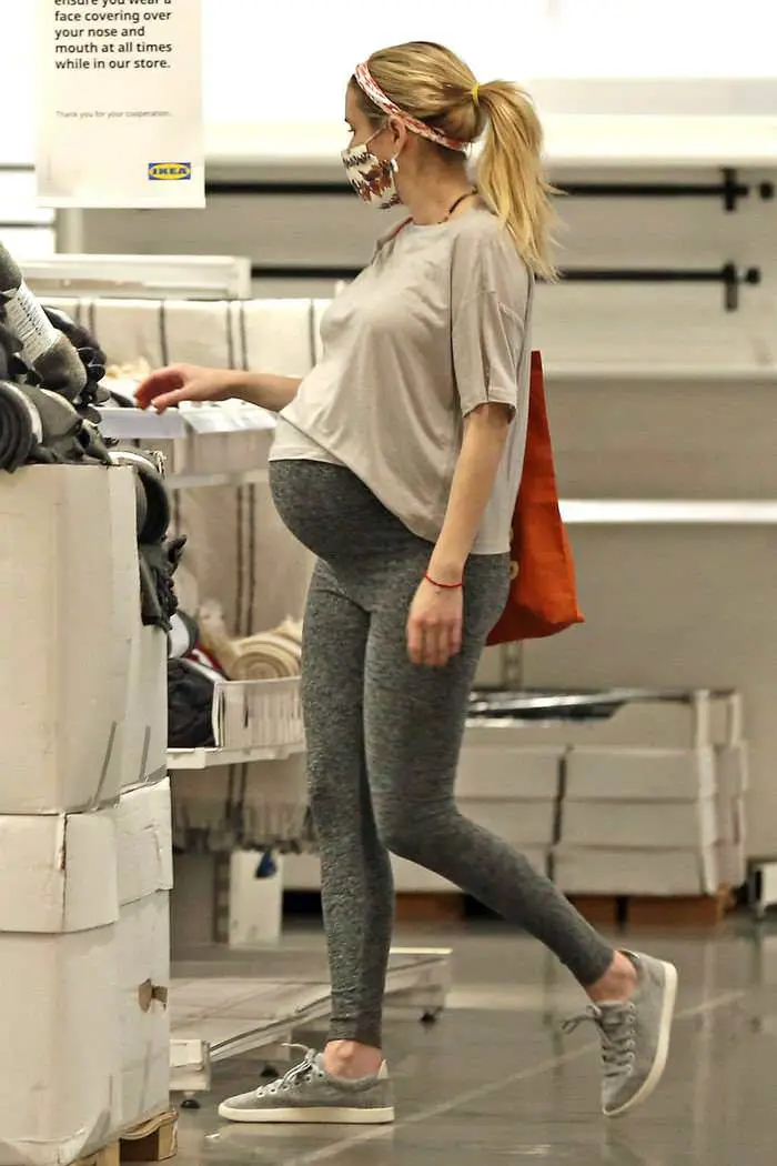 emma roberts hold her baby bump as she shops in ikea 3