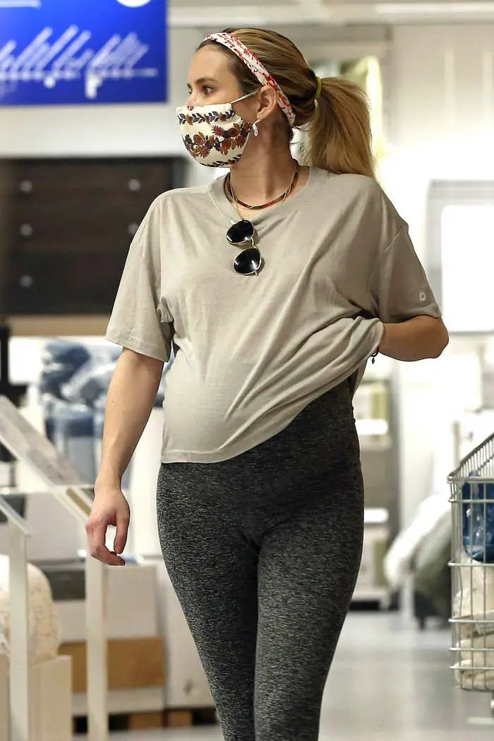 emma roberts hold her baby bump as she shops in ikea 4