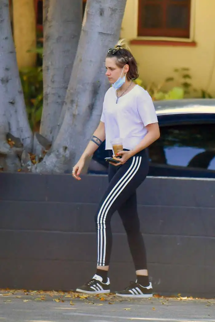 emma roberts meets up with kristen stewart for coffee in la 1