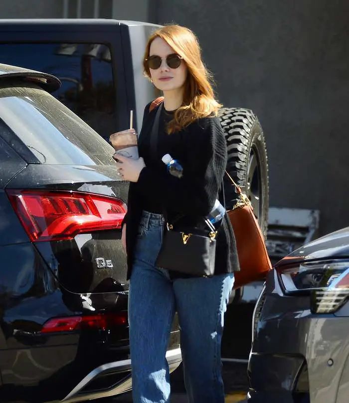 emma stone is all smiles as she leaves the gym after wrapping up a workout  session in santa monica, california-020621_7