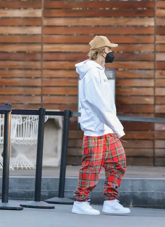 hailey bieber and justin bieber out in christmas shopping at maxfield la 2