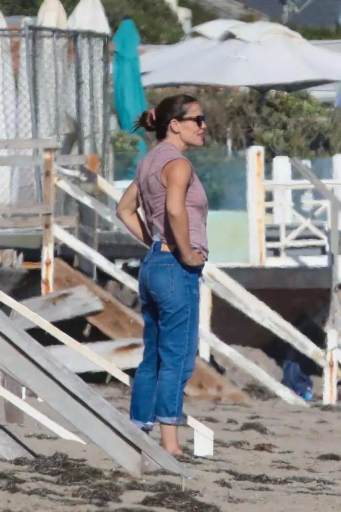 Jennifer Garner on the Beach in Malibu with Friends
