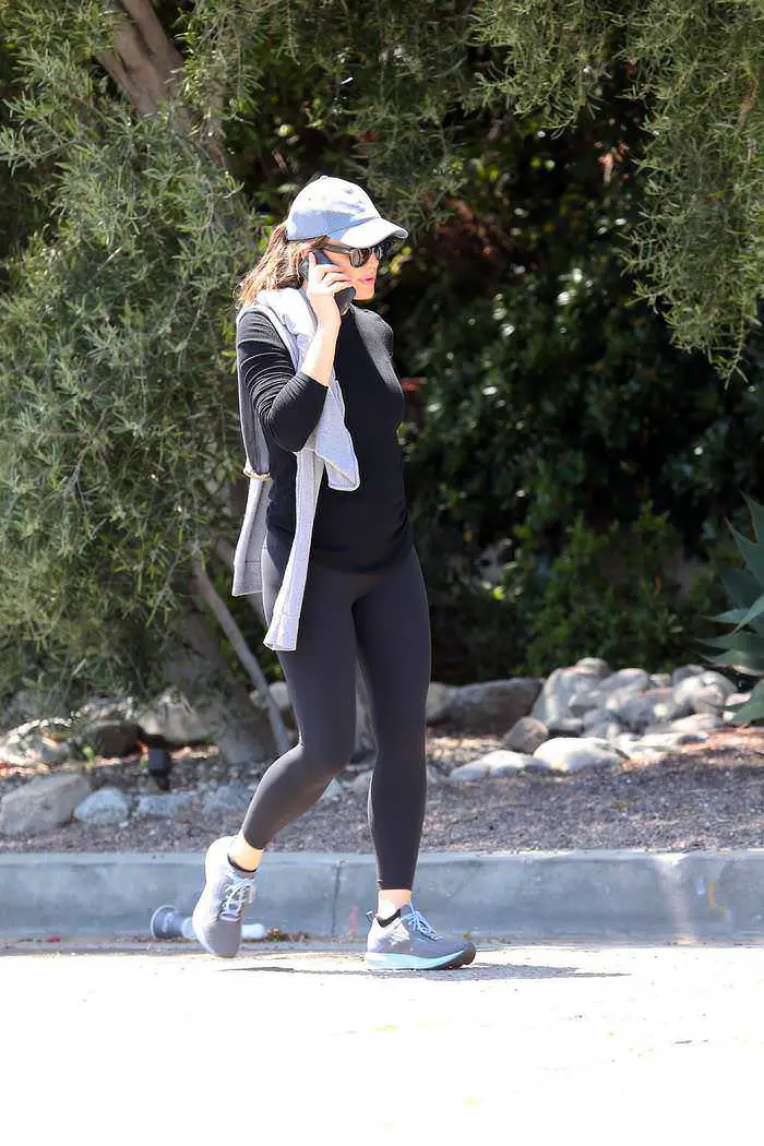 Jennifer Garner Talks on Her Cell Phone as She Headed to Her Car