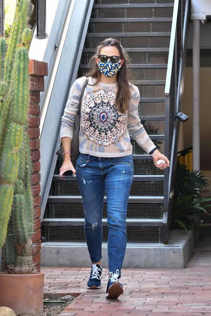 Jennifer Garner was California Chic as She Enjoys Masked Outing in Brentwood