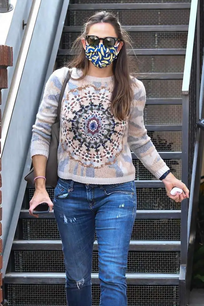 jennifer garner was california chic as she enjoys masked outing in brentwood 4