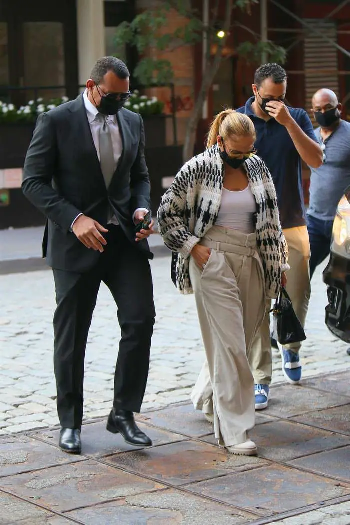 jennifer lopez looked chic as she and alex rodriguez went to dinner 4