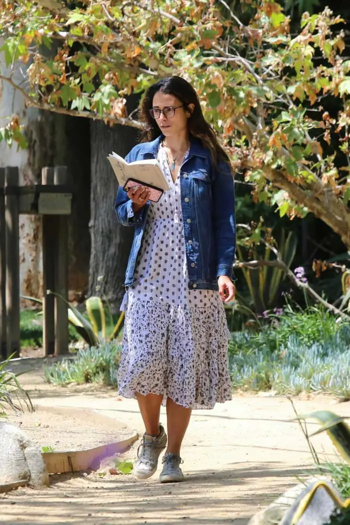 jordana brewster reads a book while walking in brentwood 4