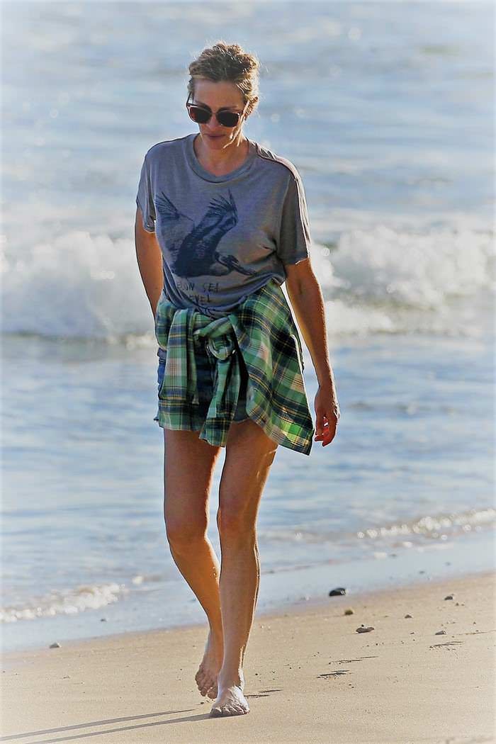 julia roberts in a stroll on the beach in hawaii in daisy duke shorts 1