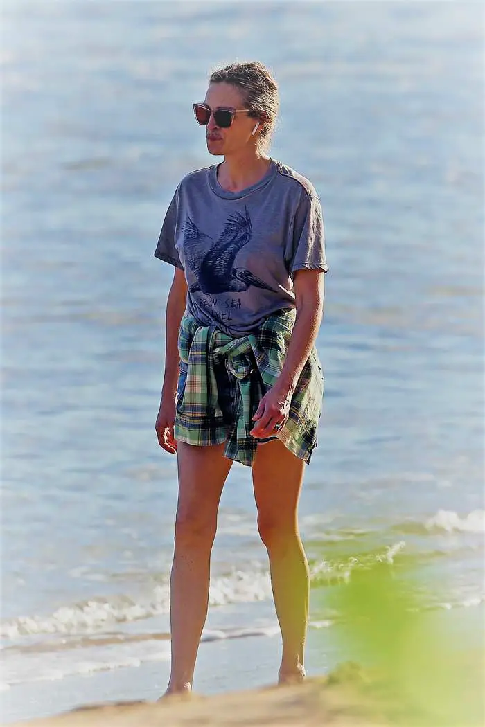 julia roberts in a stroll on the beach in hawaii in daisy duke shorts 2