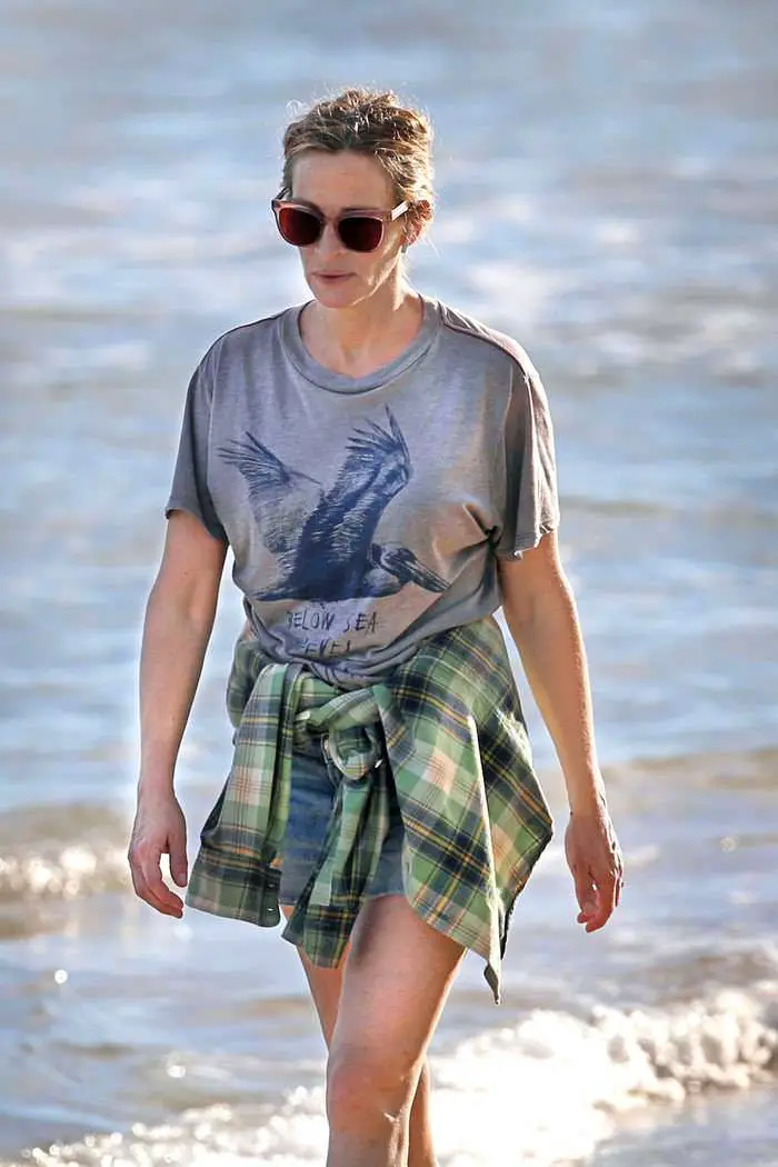 Julia Roberts in a Stroll on the Beach in Hawaii in Daisy Duke Shorts