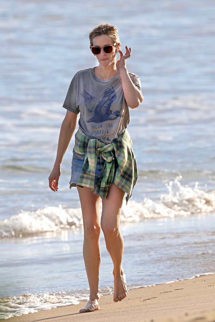 julia roberts in a stroll on the beach in hawaii in daisy duke shorts 4