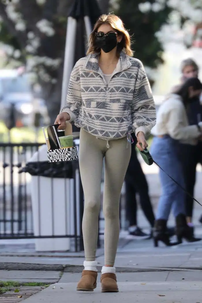 kaia gerber at alfred coffee with her dog milo in la 4