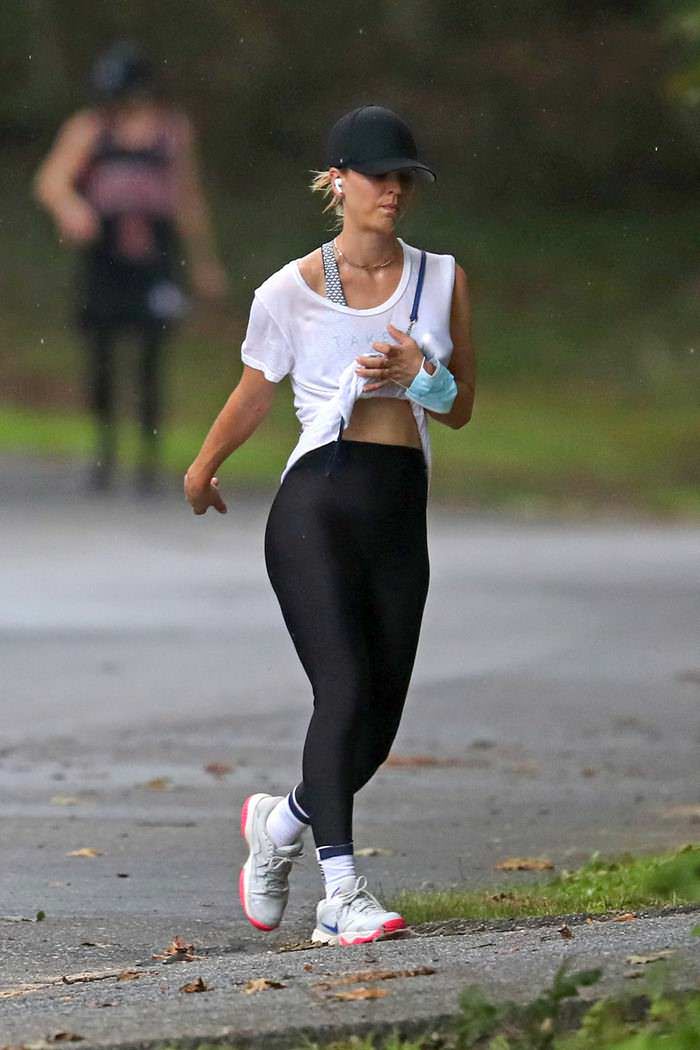 Kaley Cuoco Flashes Her Toned Midriff During her Regular Workout Session