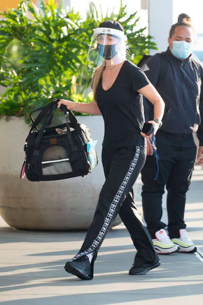 kaley cuoco takes the double shield at jfk airport in nyc 4