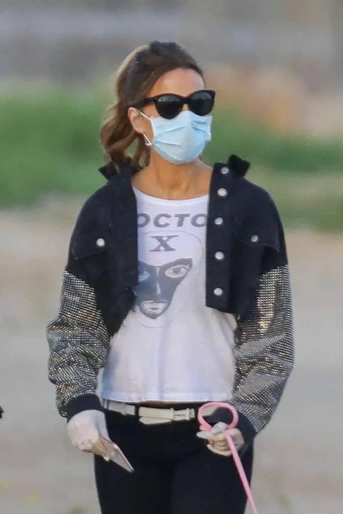 kate beckinsale enjoys in a stroll with bf goody grace 1