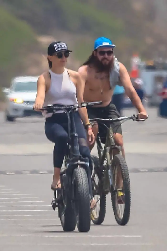 kate hudson flaunts toned figure in halter top on a bike ride 1