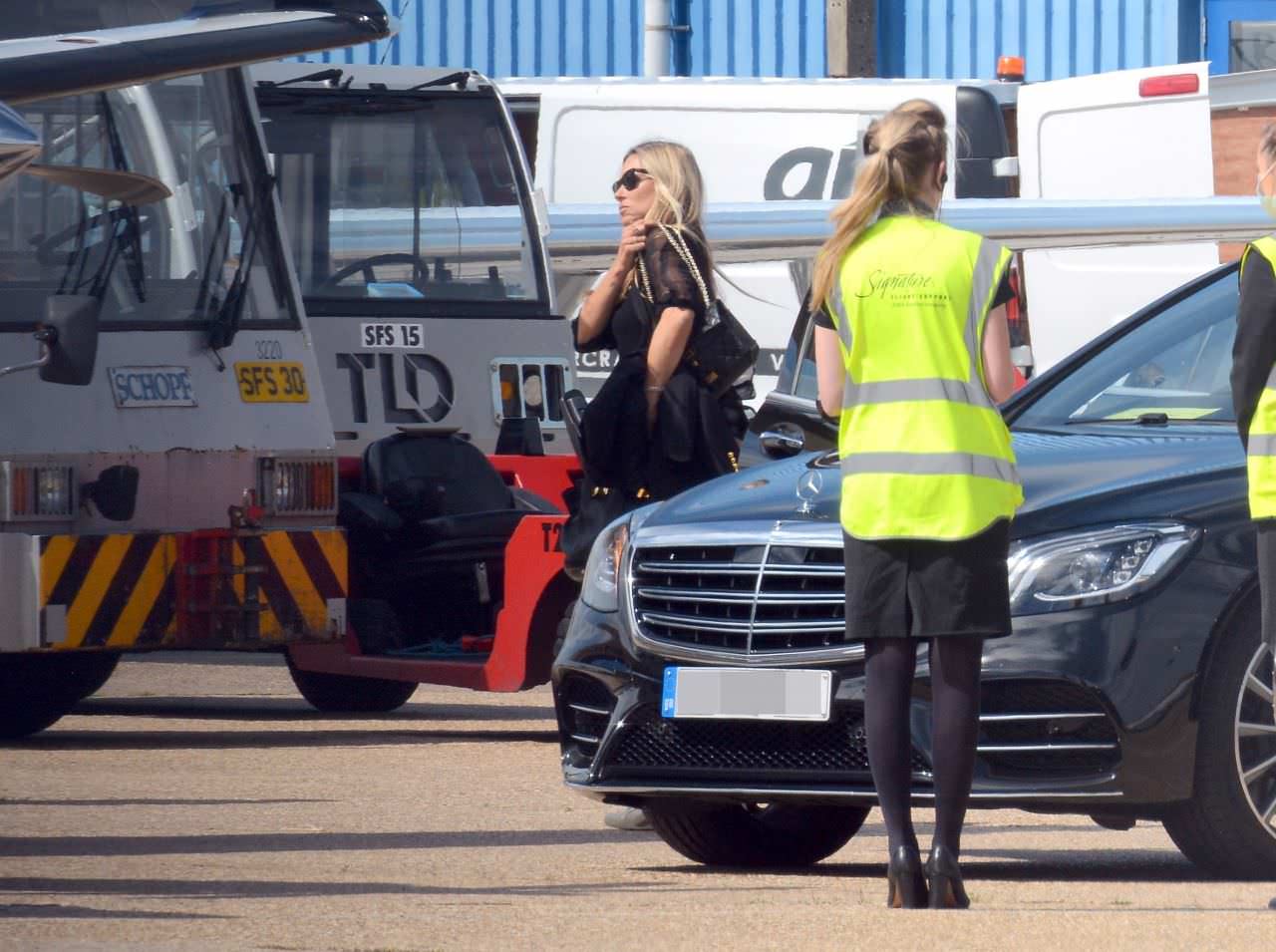 kate moss at luton airport trying to fly out of the country 3
