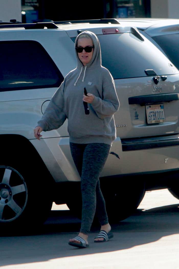 katy perry in all grey at gas station shop in la 3