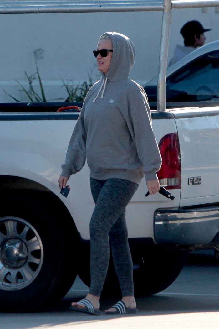 katy perry in all grey at gas station shop in la 4