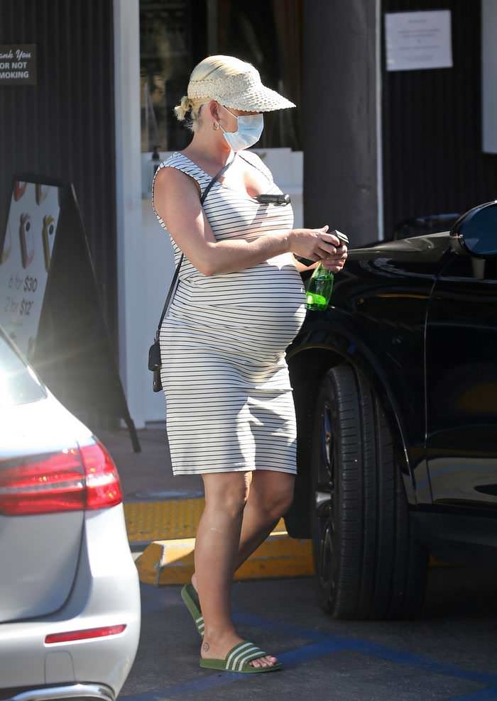 katy perry out shopping carries pepper spray in her cleavage in santa barbara 1