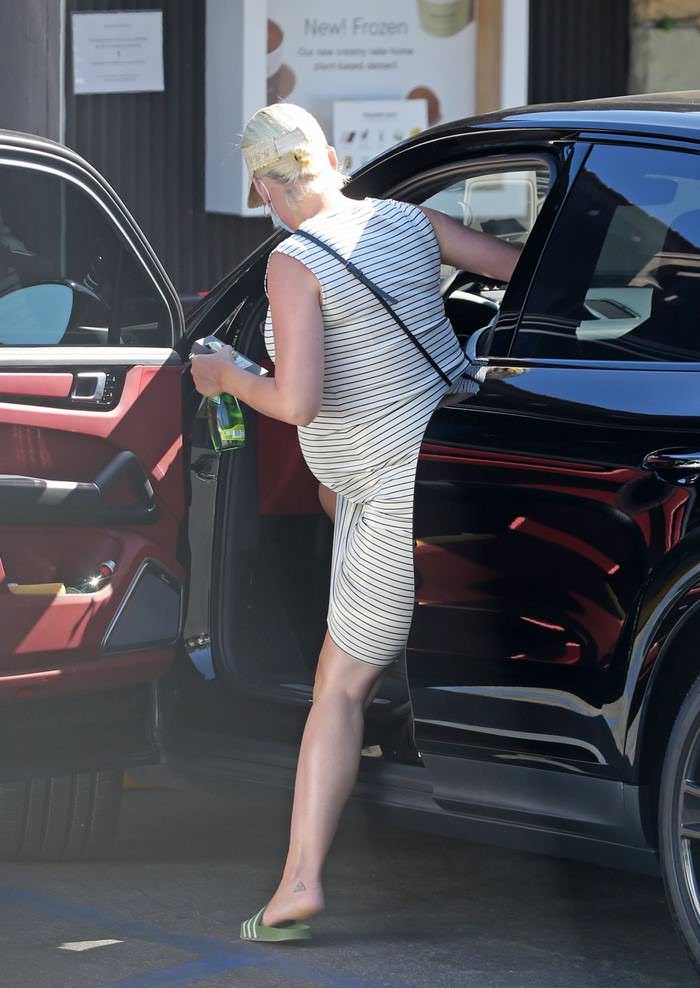 katy perry out shopping carries pepper spray in her cleavage in santa barbara 3