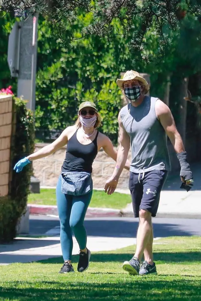 Kristen Bell and Dax Shepard Looking Flirty During Walk in LA