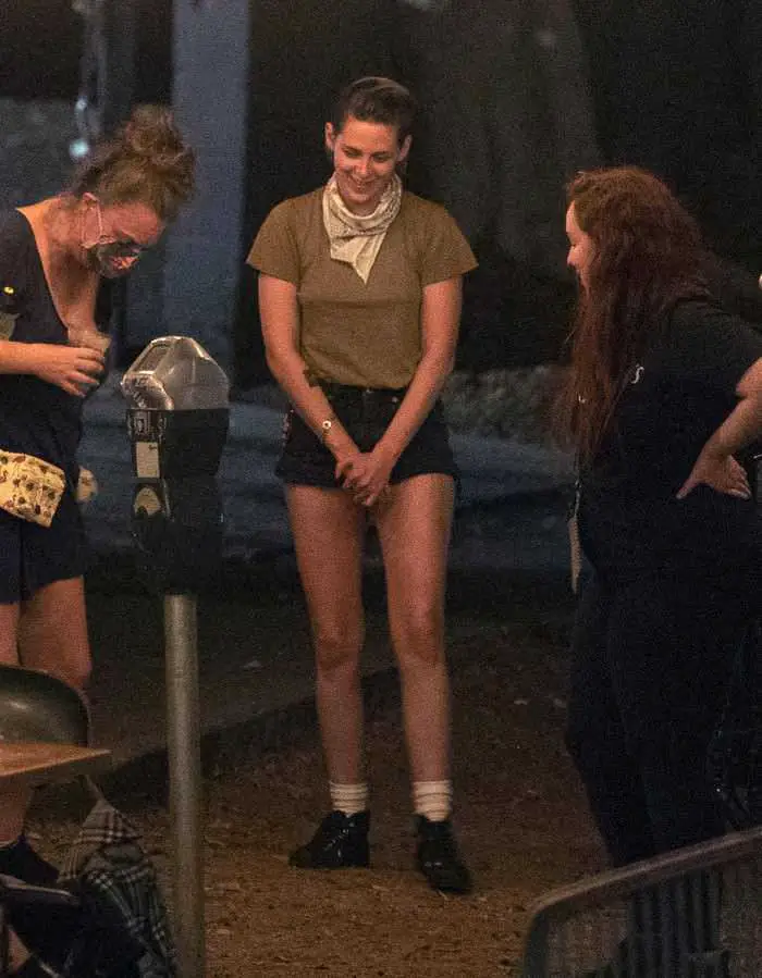 Kristen Stewart Enjoyed a Late Dinner Chatting with her Girlfriends in LA