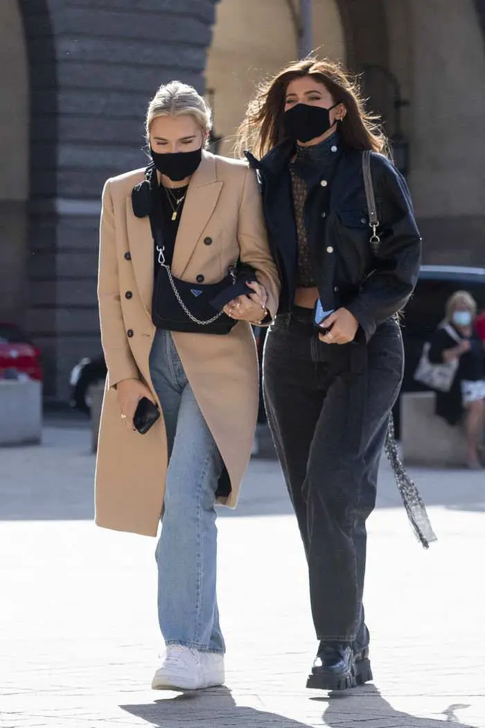 kylie jenner was visiting the louvre museum in paris with friends and bodyguards 2