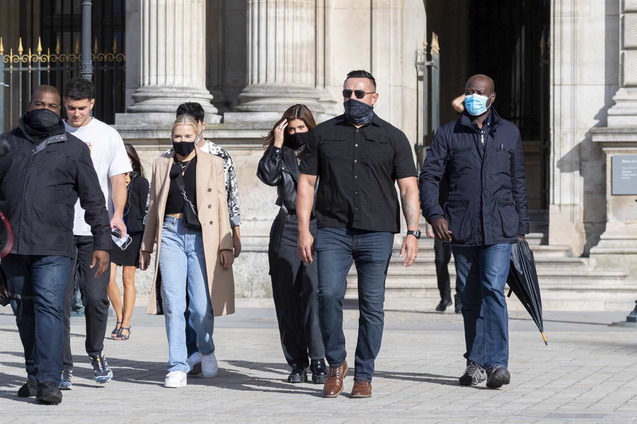 kylie jenner was visiting the louvre museum in paris with friends and bodyguards 3
