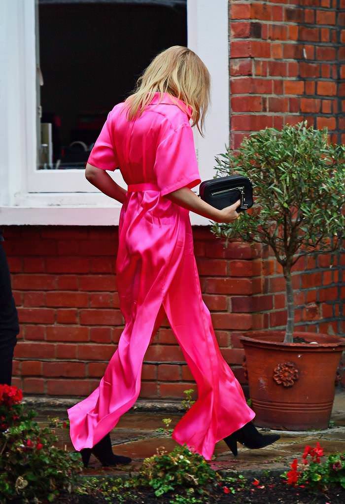 kylie minogue looks spectacular in a shiny pink dress as she heads out for dinner 1