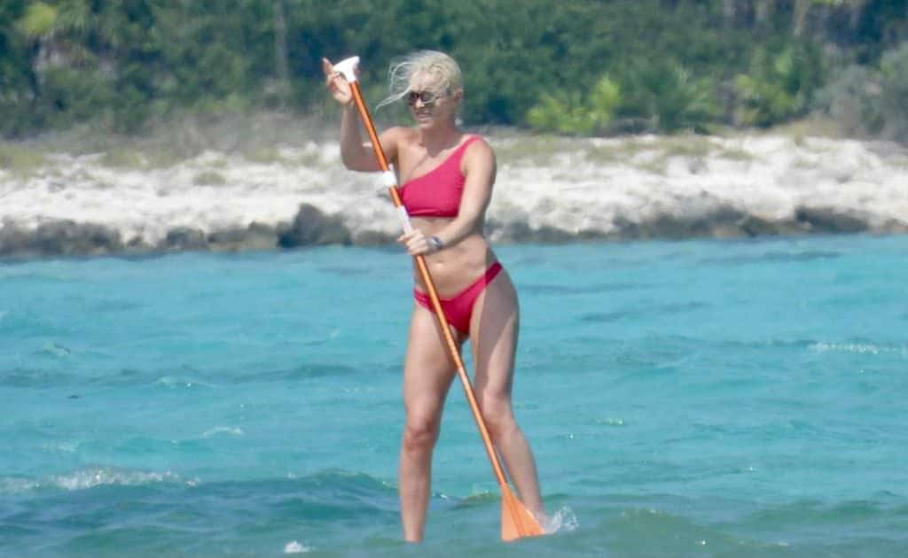 Lindsey Vonn Flashes Athletic Figure in Off-shoulder Pink Bikini