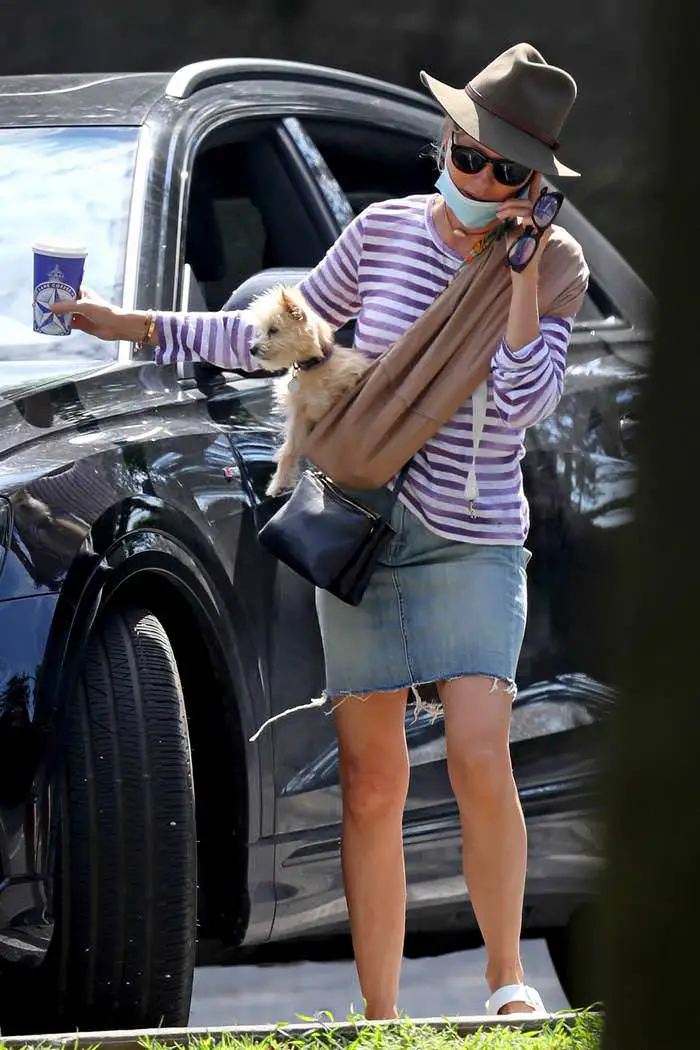 naomi watts in chic stripes as she grabs coffee in the hamptons 1