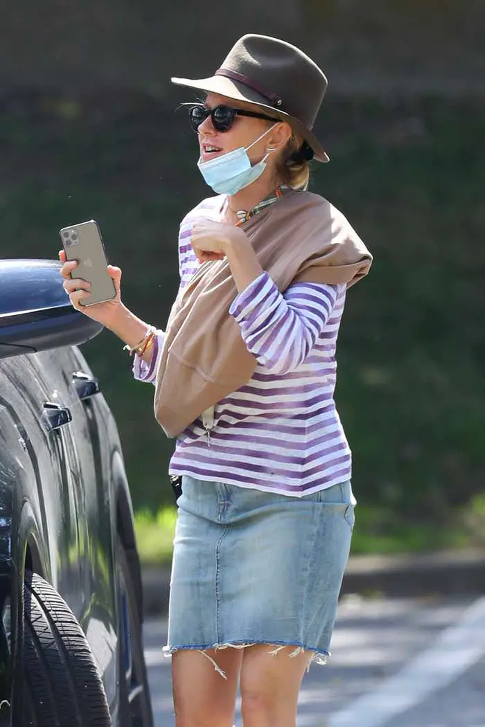 naomi watts in chic stripes as she grabs coffee in the hamptons 4