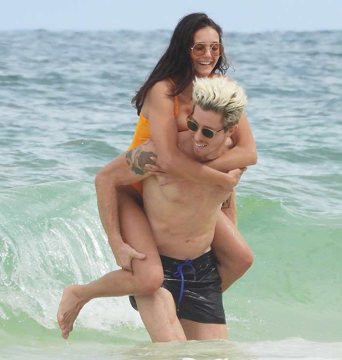 Nina Dobrev Lovingly Kisses her BF Shaun White in The Sea