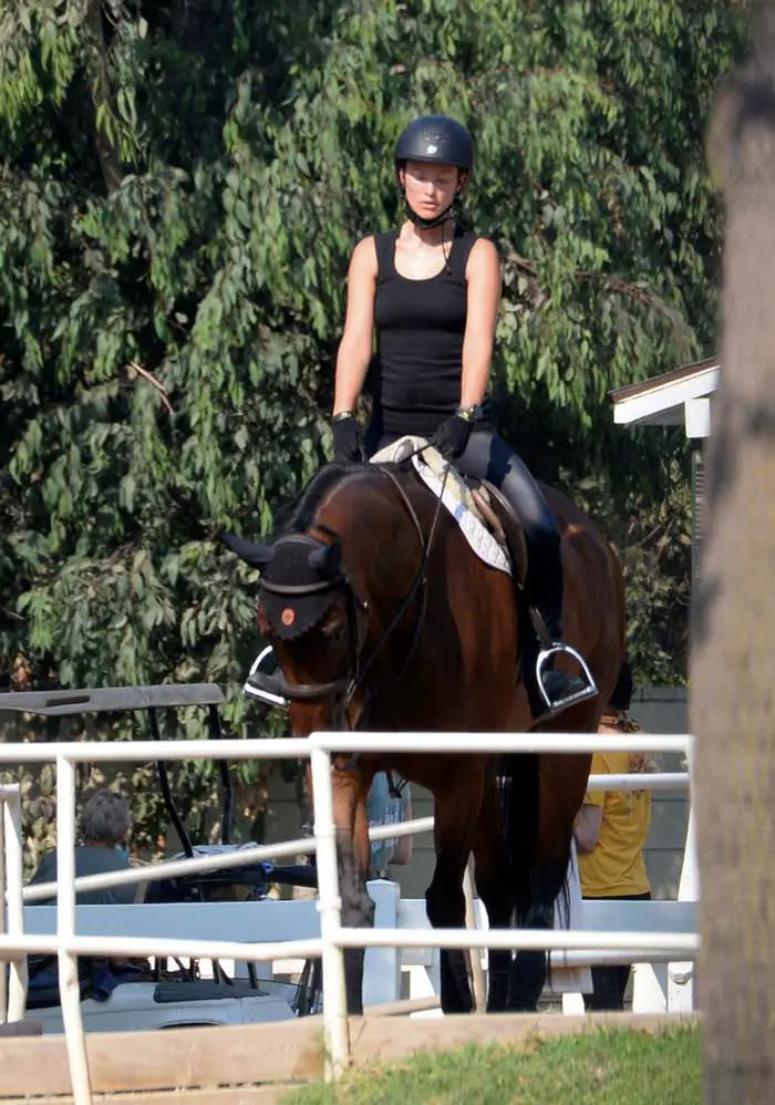 olivia wilde enjoying horseback riding session in the thousand oaks 1